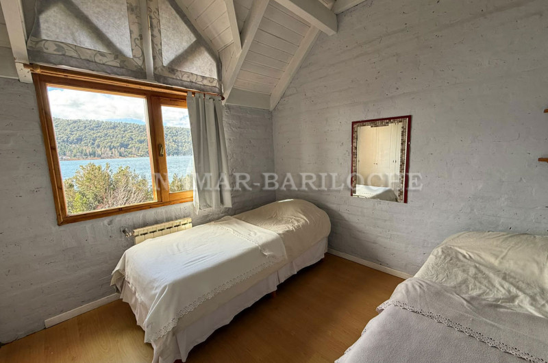 Cuarto dormitorio con dos camas individuales.