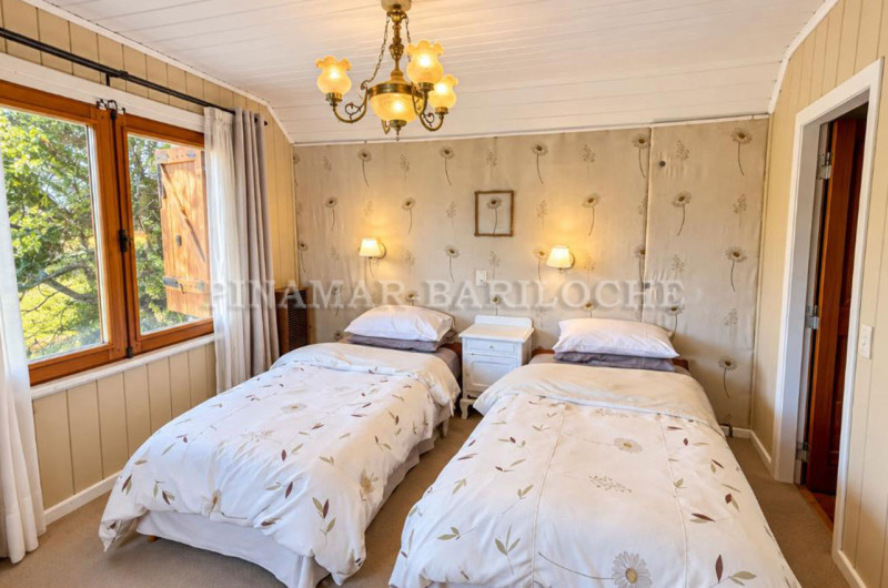 Cuarto dormitorio con dos camas individuales.
