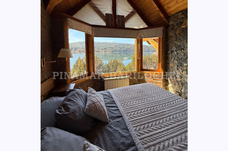 Segundo dormitorio con cama matrimonial y sofá cama en suite.