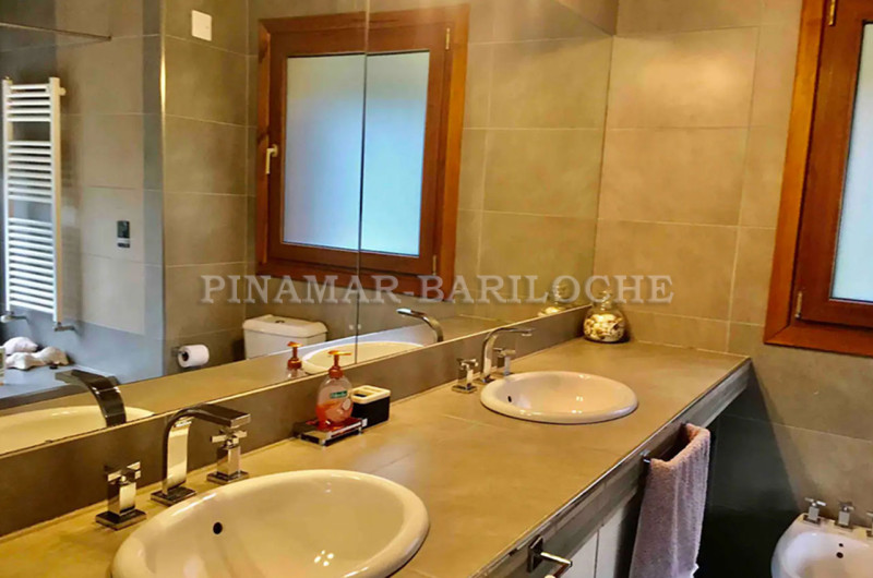 Baño de la suite principal.