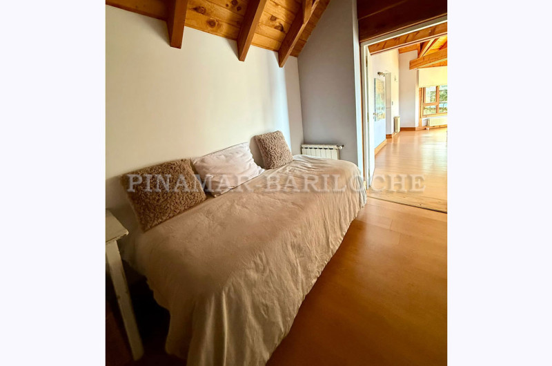Quinto dormitorio con cama simple.