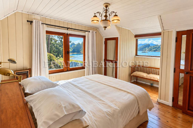 Tercer dormitorio con cama matrimonial.