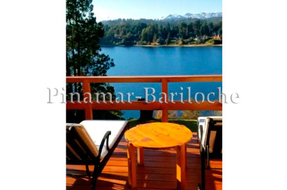 Dentro de un predio de 2 propiedades, la cabaña está ubicada sobre la costa del Lago Moreno en Península de LLao Llao. Capacidad 4 personas. Deck con reposeras y vista al lago Moreno en Bariloche.