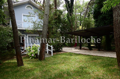 Casa en alquiler en Cariló, 2 dormitorios con pileta interior climatizada Parque y vista al frente de la casa en alquiler en Cariló.