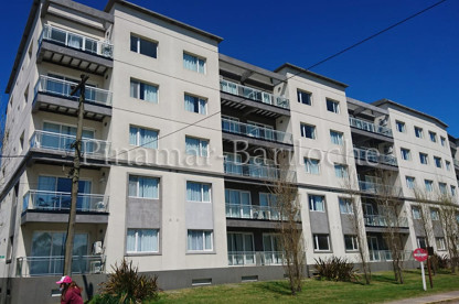 Departamento en alquiler temporario todo el año en Pinamar Vista exterior edificio con amenities en Pinamar