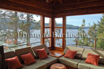 Increible propiedad en alquiler en Bariloche con Costa de Lago - Capacidad 12 personas. Vista interior desde la casa al lago en Bariloche