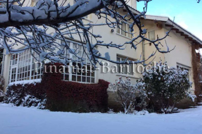Casa en alquiler con capacidad 10 personas cercana al centro del Bariloche Fachada nevada de la casa en alquiler cercana al centro de Bariloche