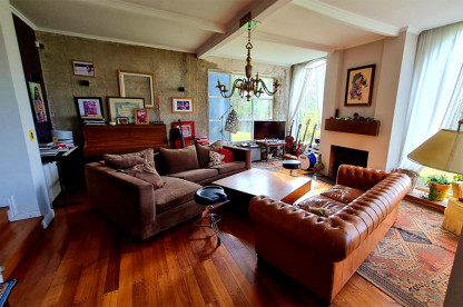 Propiedad en alquiler ubicada cercana al Centro de Bariloche con vista al Lago desde todos sus ambientes. Para 12 personas. Amplio Living Comedor de casa en alquiler en Bariloche