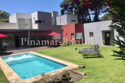Cercana al centro de Pinamar, casa en Alquiler con Pileta Climatizada, Zona Tridente IV