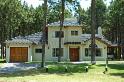 Casa en 2 plantas con cochera en venta en Pinamar, 3 dormitorios y dependencia. Parque y frente de la propiedad con cochera cerrada en Pinamar