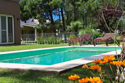 Moderna propiedad en alquiler en Pinamar en una sola planta, 3 dormitorios, 3 Baños y toilette, cochera para 2 autos techada, pileta climatizada Chalet en alquiler en Pinamar 3 dorm pileta climatizada - cochera techada