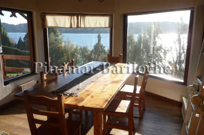 Casa en alquiler en Bariloche con costa de lago con capacidad para 9 personas. Comedor con ventanales al lago Nahuel Huapi en Bariloche