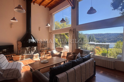 Dueño Vende Propiedad en Bariloche dentro de Barrio cerrado. Vista al Lago, 4 Dormitorios, 4 dormitorios (todos con baño en suite) Altillo/Playrrom, Toilette. 400 m2. Bariloche Excelente propiedad en Venta en Barrio Cerrado con Costa de Lago
