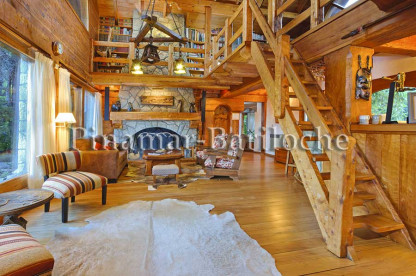 Casa en alquiler en Bariloche 14 Personas. Piscina climatizada y servicios opcionales. Gran Living de montaña con hogar de propiedad en Bariloche