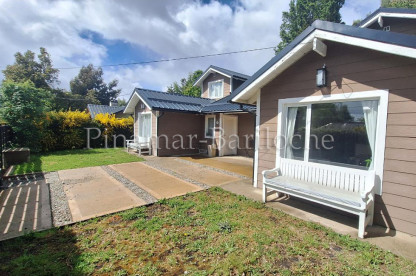 Con capacidad para 8 personas 2 cabañas, 2 Dormitorios c/u con capacidad 4 personas cada una (se pueden alquilar por separado). Alquiler Bariloche km 13 2 Cabañas en un mismo predio km 13 con 2 Dormitorios cada una