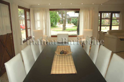 Casa en zona Norte de Pinamar en venta a 100 metros del mar. Comedor con mesa para 8 personas en Pinamar