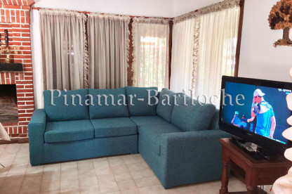 Ambiente principal con hogar de casa en alquiler en Pinamar