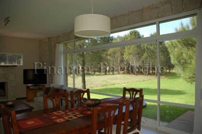 Dueño vende en La Herradura Pinamar, casa con 3 dormitorios y dependencia. Comedor con ventanales a gran parque en La Herradura en Pinamar