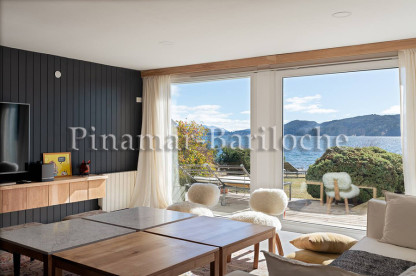 Casa en alquiler en Bariloche con costa de lago Nahuel Huapi. Capacidad 8 personas. Living de casa con costa de lago Bariloche