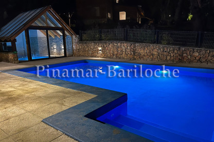 Cabañas en alquiler dentro de complejo con servicios en Villa La Angostura. Piscina con luz nocturna del complejo de cabañas en Angostura
