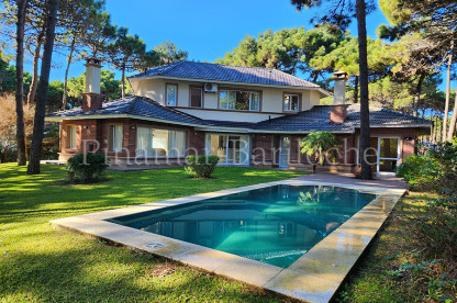 Chalet en Pinamar con parque y piscina