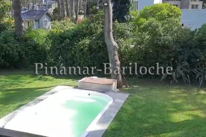 Vista al parque en casa y pileta de Pinamar
