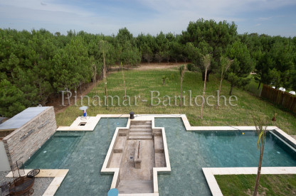 Alquileres Pinamar, La Herradura, Moderna propiedad en 2 Plantas, Pileta Climatizada, todos los Dormitorios con Baño en suite. Capacidad 10 personas Parque y pileta con fogón y sector de estar en La Herradura