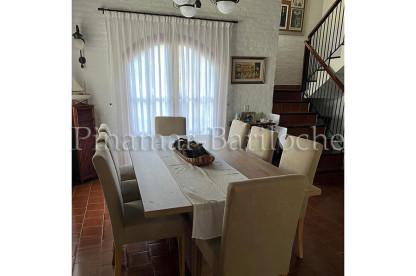 Comedor principal con luz natural de chalet en alquiler