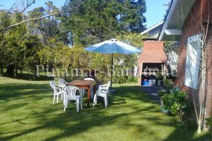 Jardín cercado apto mascotas con parrilla y espacio al aire libre. Ideal para disfrutar Pinamar en familia. Casa con parque privado con parrilla dueño directo.