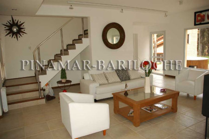Dueño en vende casa frente al golf nuevo de Pinamar, cuenta con 2 plantas, cocheras cerradas, gran deck exterior con jacuzzi. Living con acogedores sillones de casa en Venta frente al golf