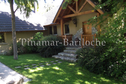 Chalet en alquiler - Barrio Maitenes – Vista al Lago Nahuel Huapi y las Montañas. Parque y acceso a la casa en Bariloche