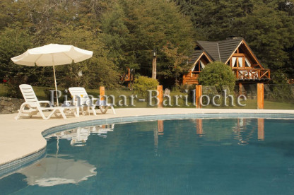 Alquiler directo en complejo de cabañas en Villa La Angostura, con amenities. Piscina exterior de complejo de cabañas en Villa La Angostura