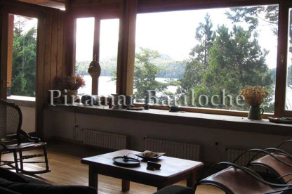 Casa en alquiler para 6 personas sobre lago Moreno. 3 Dormitorio y Parrilla. Living con vista al lago Moreno en Circuito Chico