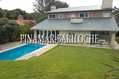 Chalet con 4 Dormitorios + Dependencia + Pileta, a metros del asfalto. 300 metros cuadrados Propiedad en Venta Pinamar Zona Norte a metros del Mar con pileta