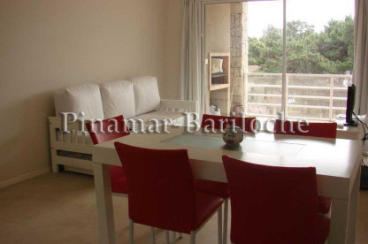 Departamento con pileta climatizada, balcón y cochera para hasta 4 personas. Living-Comedor con acceso al balcón con parrilla