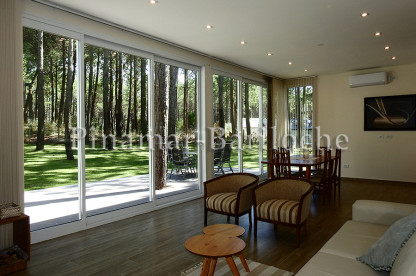 Living con grandes ventanales Pinamar