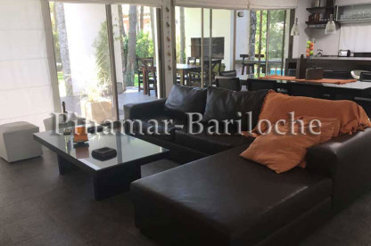 Ambiente principal con cómodo sillón en Pinamar Norte / Frontera