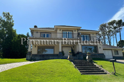 Importante propiedad en venta en Pinamar. Chalet de categoría con 4 dormitorios, dependencia, cochera doble cerrada y pileta climatizada. Frente de propiedad en venta en Pinamar zona Álamos.