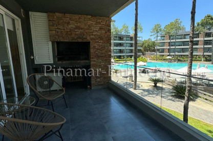 Departamento en alquiler en Zona Norte / Frontera de Pinamar, 2 ambientes Renata Norte, gran balcón terraza con parrilla y vista a la piscina