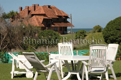 Casa en alquiler en Pinamar para 12 personas a metros del mar, 4 Dormitorios y Dependencia, cochera doble cerrada Casa en alquiler en Pinamar para 12 personas a metros del mar Altura Mama Concert´s