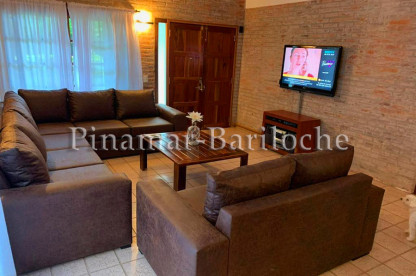Amplio living con cómodos sillones de casa en alquiler en Pinamar