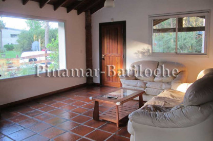 Casa para 6 personas con gran parque y excelente ubicación en Pinamar Frontera. Living con amplios ventanales de casa en alquiler en Pinamar