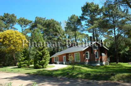 Frente de una casa en alquiler en Cariló de una planta, con amplio parque arbolado, 4 dormitorios y capacidad para 10 personas. Ideal para familias y grupos. Casa en alquiler en Cariló | Frente con amplio parque para 10 personas
