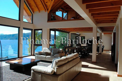 Alquiler en Bariloche con Costa de Lago zona Llao Llao Living con grandes ventanales y vista al Lago Nahuel Huapi.