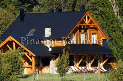 Complejo de Cabañas a orillas del lago Gutierrez con servicios. Capacidad para 10 personas. Exterior en madera y teja negra Cabaña en Lago Gutierrez
