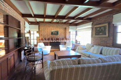 Casa en alquiler en Pinamar a metros del mar altura balneario La Rada, 3 Dormitorios (uno en suite), Baño completo, Cochera, Parrilla, Dependencia con baño. Amplio Living con cómodos sillones y estufa hogar a metros del mar en Pinamar
