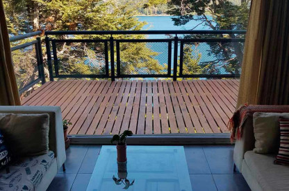 Casa en alquiler dueño directo con costa de lago en alquiler gran deck de madera al lago. Vista interior deck con vista al lago de casa en Barilochhe