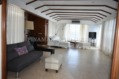 Oportunidad de compra!, Propiedad en Ventra en Pinamar zona centro (Zona Iglesia). 5 Dormitorios, y Dependencia con baño, Cochera cubierta para 4 autos, Quincho. Gran ambiente principal de casa en zona centro de Pinamar -