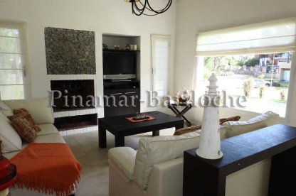 Propiedad en venta en Zona Norte de Pinamar, 3 Dorm (1 con baño en suite), Baño completo, Dep con Baño, Cochera cerrada, parque cercado. Luminoso Living de Casa en Pinamar Barrio Álamos