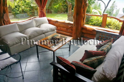 Cabaña en madera en alquiler dentro de Barrio Valle Escondido. Capacidad 4 personas. Living íntimo estilo montaña, vista al parque y lago Nahuel